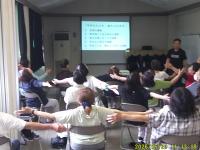 手をひらき、顔を上に向ける運動