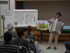 講座「アコーディオンの演奏で心と体のリラクゼーション」の様子