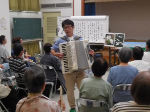講座「アコーディオンの演奏で心と体のリラクゼーション」の様子2