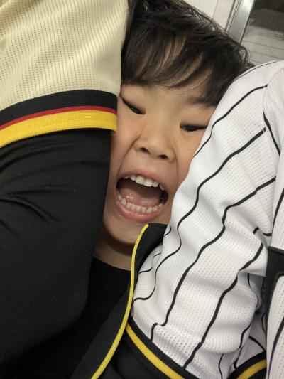 阪神勝利!母ちゃん父ちゃんに挟まれて歓喜!