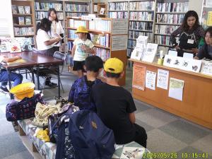 図書室で
