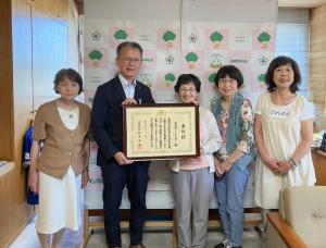 表彰状を挟んで教育長と並ぶ河内長野音訳サークル「あい」の4人