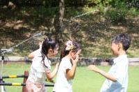 「スプリンクラーで水遊び」
