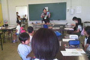 「フォトフレーム風アクリルキーホルダーを作ろう！」講座の様子
