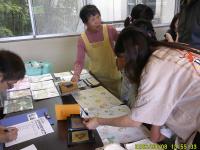型紙を選んでいます。