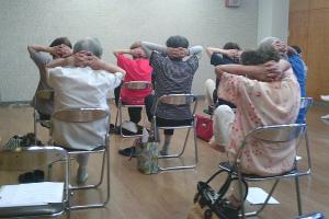 地域のしゃべり場　あーだ！こーだ！　100歳まで歩こう！健康体操　講座の様子