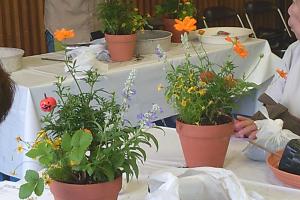 「花の文化園と学ぶ！秋の彩り寄せ植え」講座の様子