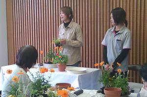 「花の文化園と学ぶ！秋の彩り寄せ植え」講座の様子