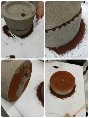 コーヒー豆を石臼で挽いた様子