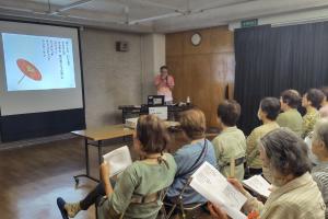 「懐かしの童謡とハーモニカで語る河内長野」講座の様子