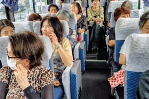「久保惣記念美術館と愛彩ランドを巡るバス旅」の様子