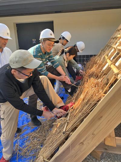 屋根葺きの様子