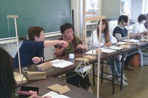 「北欧の幸運のお守り「ヒンメリ」を手作り」講座の様子