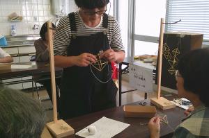 「北欧の幸運のお守り「ヒンメリ」を手作り」講座の様子