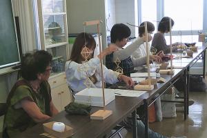 「北欧の幸運のお守り「ヒンメリ」を手作り」講座の様子