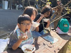 ワサビをのせたお蕎麦を食べる子供たち