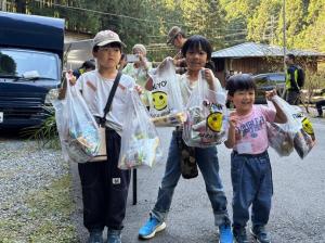 景品をもらった子供たち