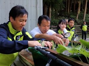 市長と府議のワサビ植え付け
