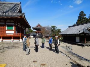 金剛寺について説明を受ける受講生