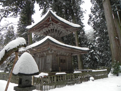 雪の中の多宝塔