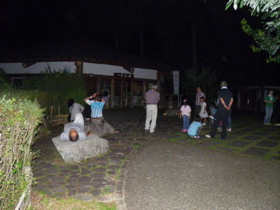 夜空を見上げます