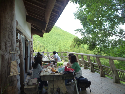 テラスのカフェ風景