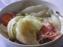 料理をお皿に盛り付けて