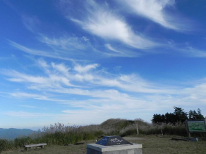 山頂広場に巻雲