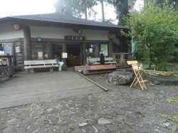 雨のカフェ 全景
