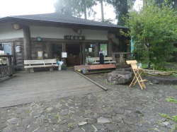 雨のカフェ　全景