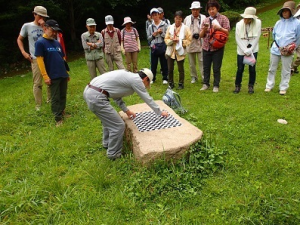 おべんとう広場にて葉っぱを集める