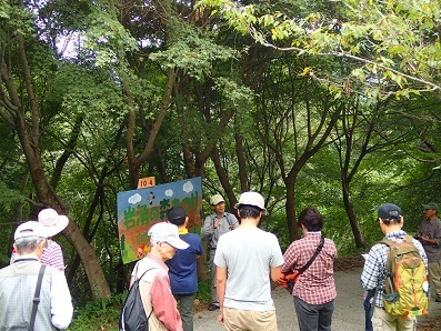 「自然と人と音楽と」の看板の前で