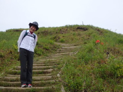 岩湧山山頂を望む