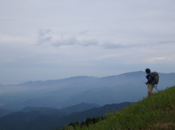 山頂から二上山を望む