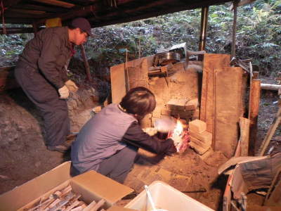 焚口を作り口炊きの開始ですしばらくはうちわでひたすら扇ぎます