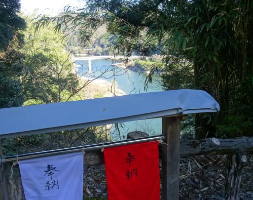 ２０２２年の幕開けは穏やかな一年を祈願して滝畑ダムを見下ろす天神社より！