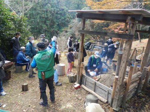 炭焼き体験の様子