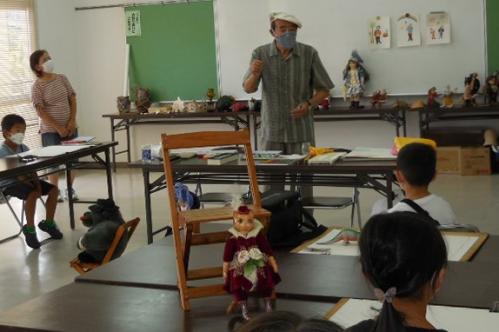 「夏休み子ども絵画教室」の様子