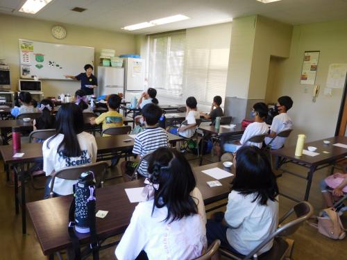 説明を熱心に聞いています。