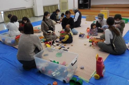 三日市公民館「子育てわいわいルーム」の様子