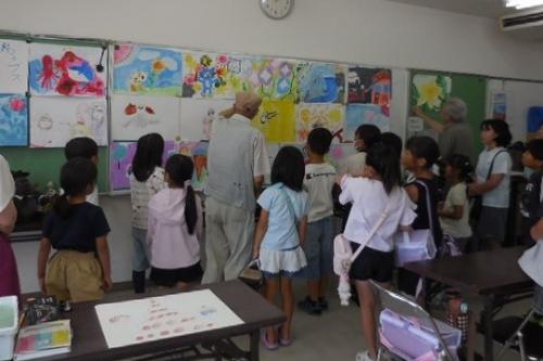 「夏休み子ども絵画教室」の様子