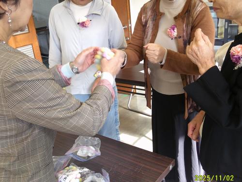 先生手作りの手首の飾り