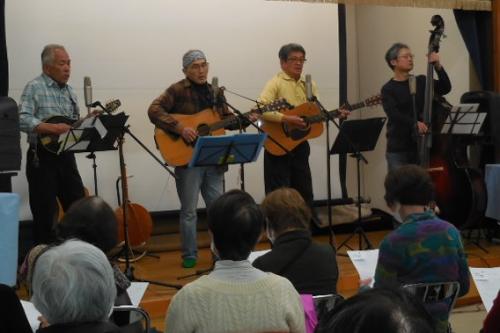 「年老いても仲間とともに」の様子