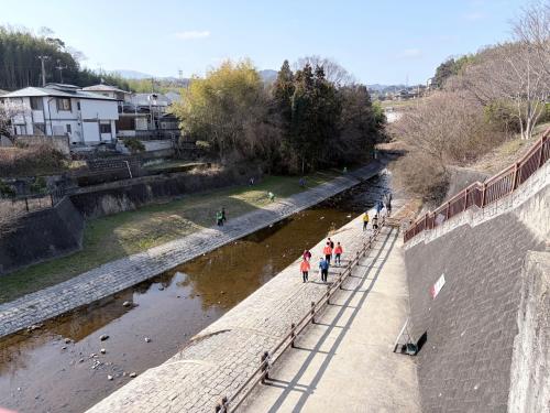 石川で清掃活動を行う様子を橋上から撮影した様子。