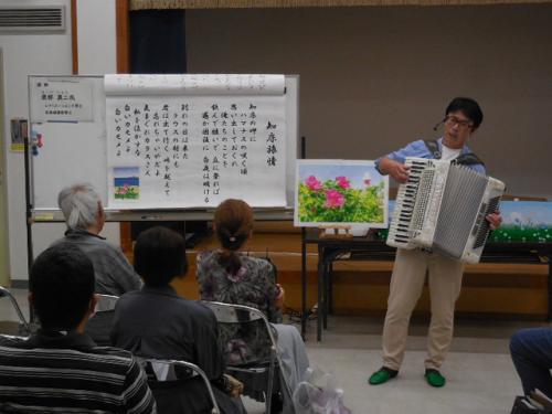 講座「アコーディオンの演奏で心と体のリラクゼーション」の様子