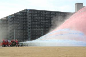 消防団ポンプ車による一斉放水風景
